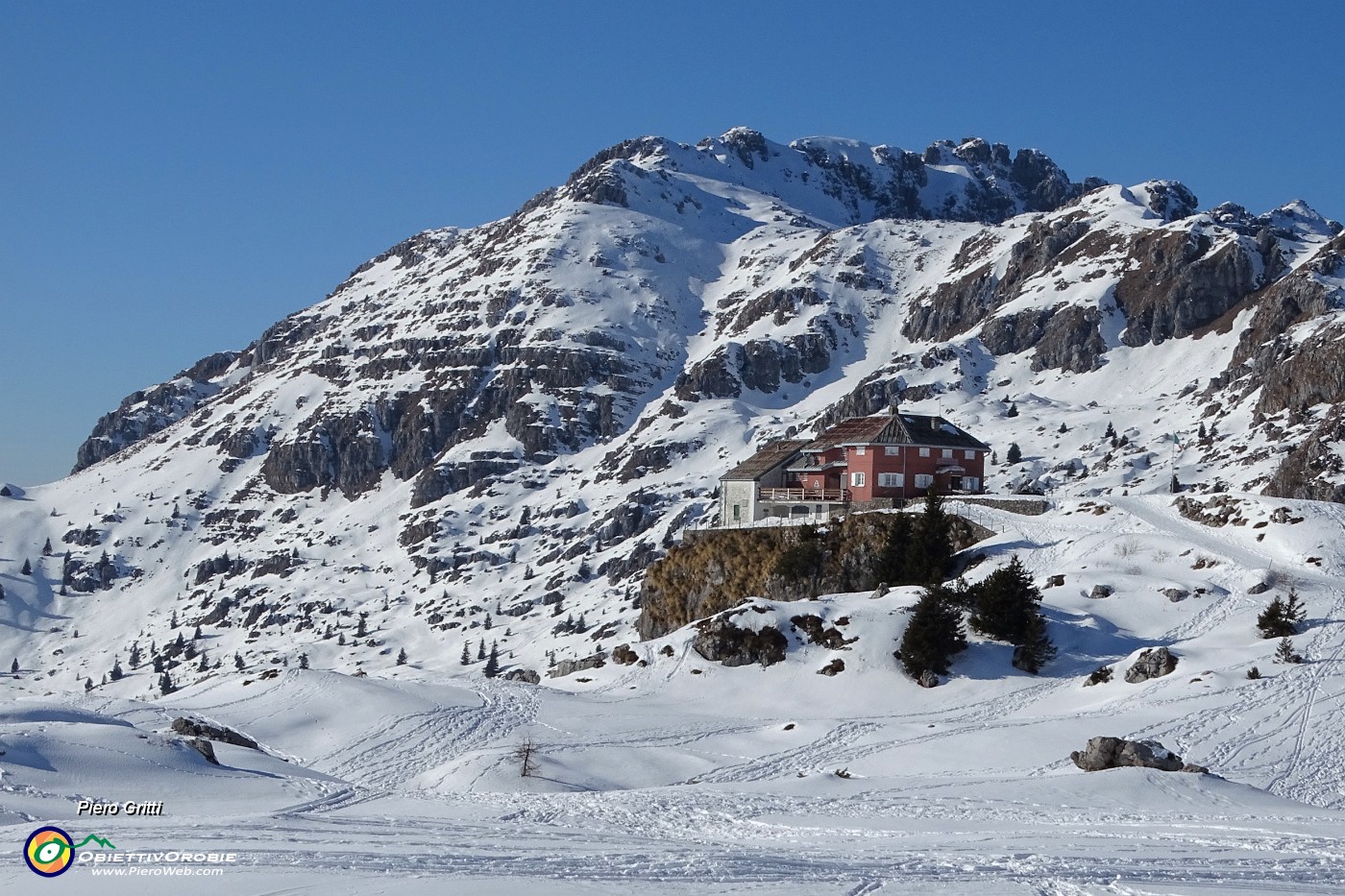 81 Rifugio Cazzaniga sullo sfondo dello Zuccone Campelli.JPG